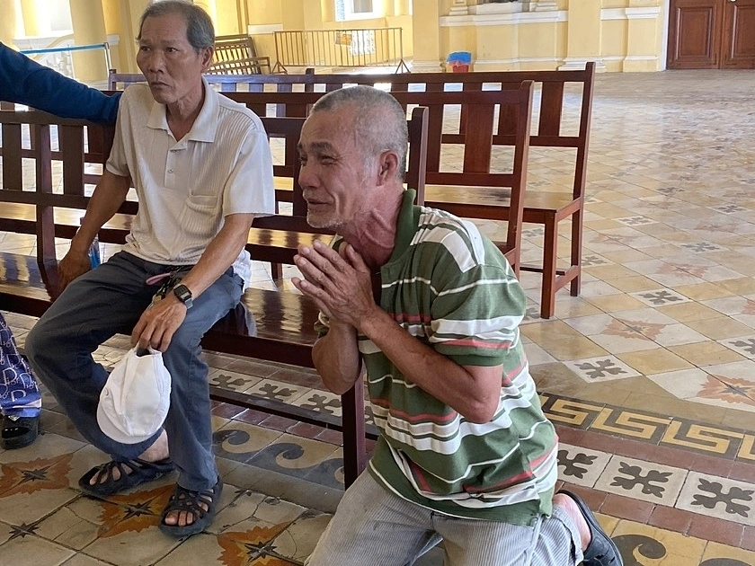 Cha của Lê Minh Duy liên tục chắp tay cầu xin tòa và gia đình bị hại, sau khi con trai bị tuyên án tử hình.